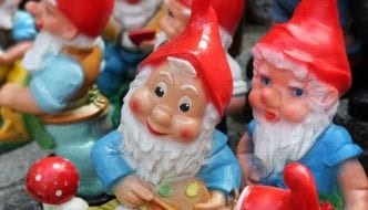 Der Gartenzwerg: Was beim Erwerb und dem Aufstellen zu beachten ist