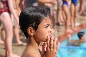 nachdenklicher Junge schwimmen