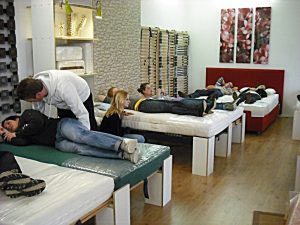 physiotherapeuten_lernen_gesundes_liegen_1152[1]