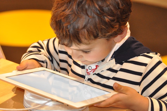 child-1183465_640 Junge Tablet spielen