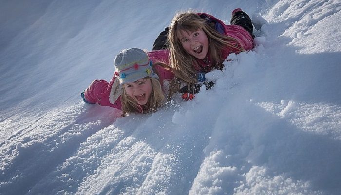 Kinder toben im Schnee