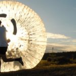 Zorbing – in der Kugel bergab rollen