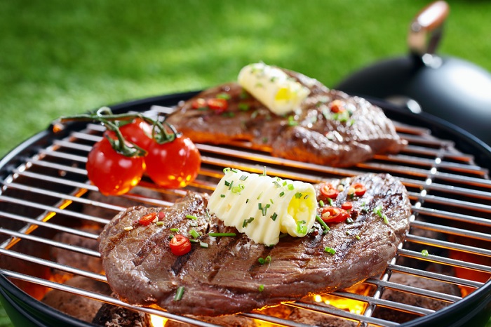 Saftige Stückchen Fleisch und Gemüse auf dem Grill