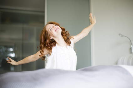 Frau im Bett beim aufwachen