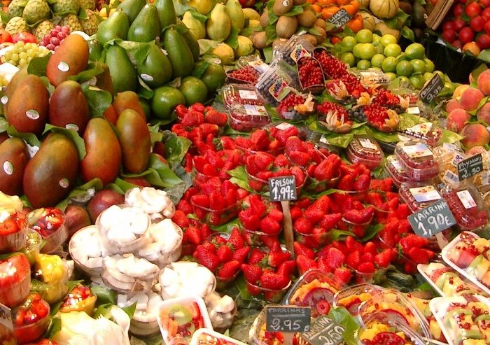 Ein Obststand auf dem Markt