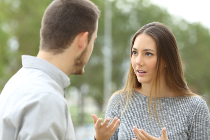 Mann und Frau sprechen sich aus