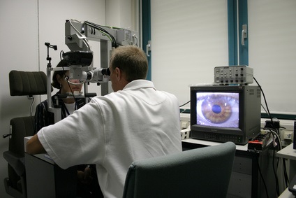 Durch eine gründliche Untersuchung Ihrer Augen, muss zuerst festgestellt werden ob eine Laserbehandlung überhaupt möglich ist Augenuntersuchung mit Bildschirmanalyse