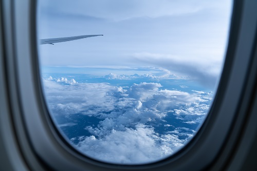 Blick aus einem Flugzeugfenster