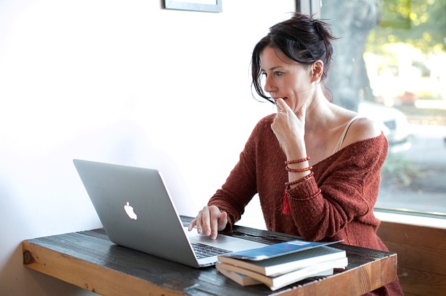 Frau sitzt vor einem Laptop