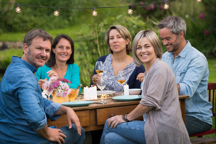 Freunde sitzen zusammen und Essen