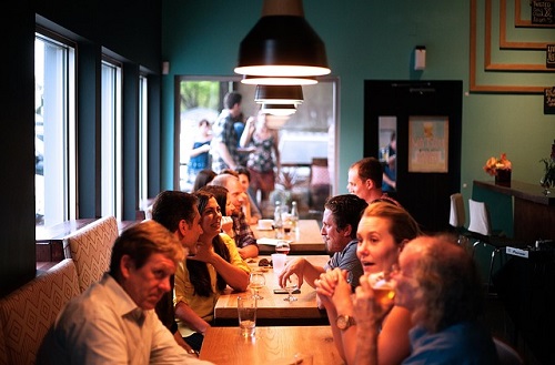 Menschen sitzen in einem Restaurant und unterhalten sich