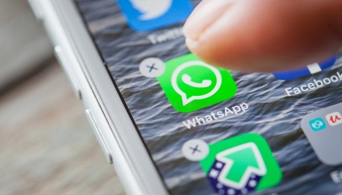 Finger tippt auf die WhatsApp App