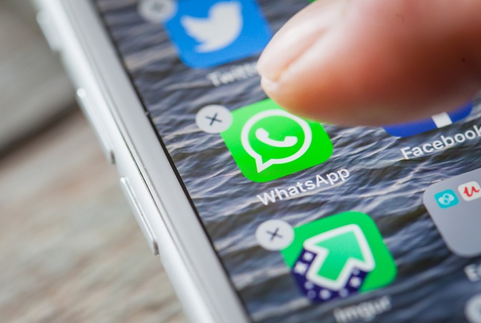 Finger tippt auf die WhatsApp App