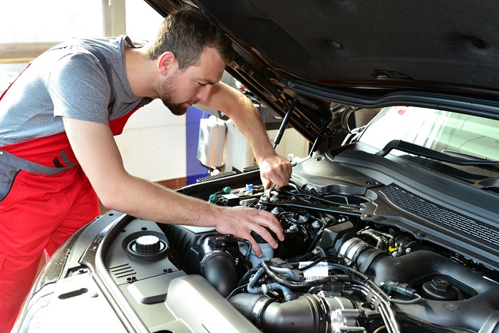 Mechaniker arbeitet am Motor eines Autos