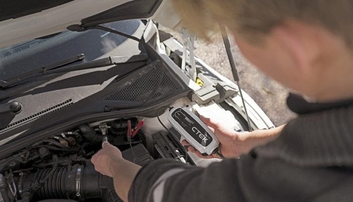 Mechaniker prüft Batteriespannung