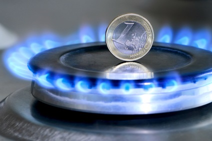 Wenn alle Einsparmöglichkeiten genutzt sind, sollte ein regelmäßiger Gaspreis-Vergleich stattfinden. Immer wieder wird man Vergünstigungen finden Ein ein Eurostück steht auf einem Herd mit Gasflamme