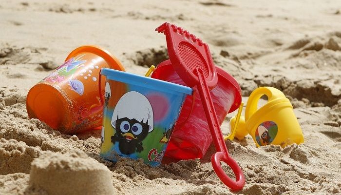 Spielzeug im Sandkasten
