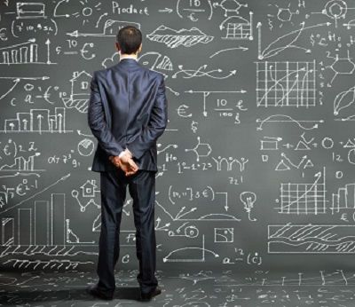 Die Faszination von Zahlen für Datensammler ist unerschöpflich. Für den Zuhörer aber eher langweillig Mann steht vor einer großen Tafel mit vielen Formeln und Diagrammen