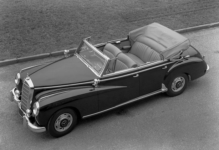 Ein Mercedes Benz 300 b als Cabriolet von oben fotografiert