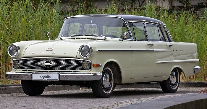 Ein Opel Kapitän Baujahr 1962 steht auf einer Strasse