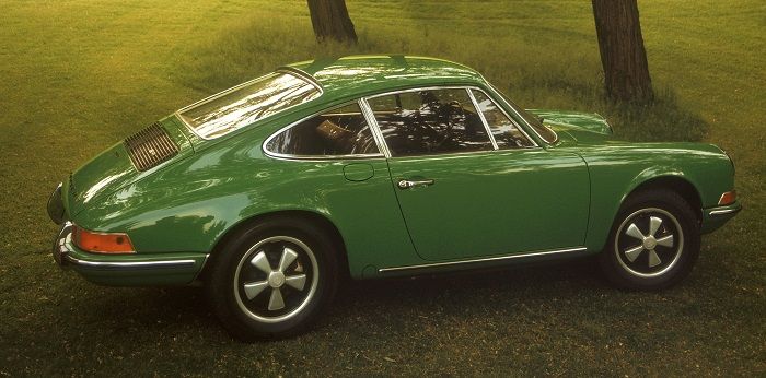 Grüner Porsche 911 Bj 1972 steht auf einer Wiese