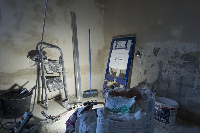 Bei der Renovierung oder Sanierung Ihres Eigentums sollten Sie ein paar Punkte beachten Zimmer wird neu verputzt und renoviert