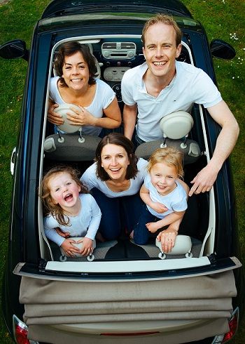 Familie sitz im Auto und schaut nach oben