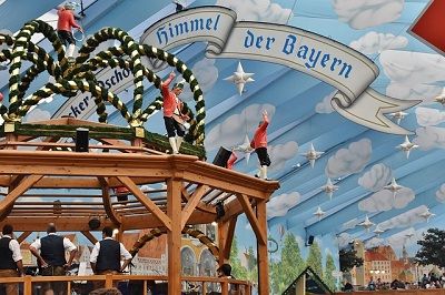 Die Innenansicht mit blauem Himmel und weißen Wolken vom Hacker-Pschorr Festzelt