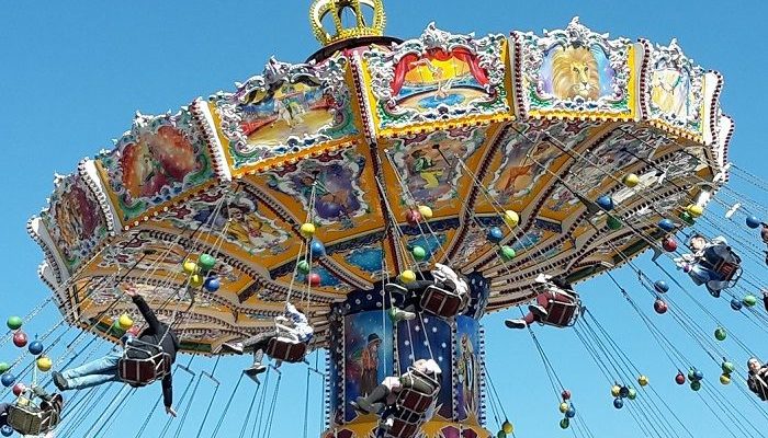 Kettenkarussell mit glücklichen Menschen auf dem Oktoberfest in München