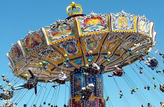 Kettenkarussell mit glücklichen Menschen auf dem Oktoberfest in München