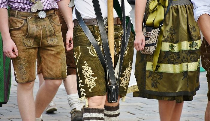 Personen mit Lederhosen und einem Dirndl