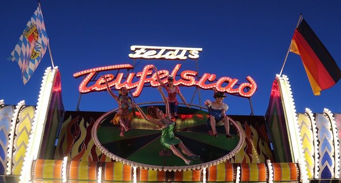 Blick auf das Teufelsrad auf dem Oktoberfest