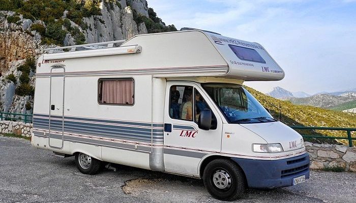 Ein Wohnmobil fährt auf einer Bergstrasse