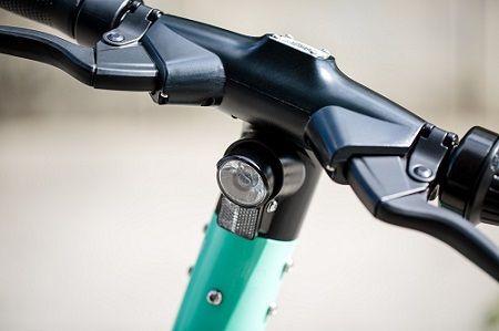 Detailansicht eines E-Scooter Lenkers