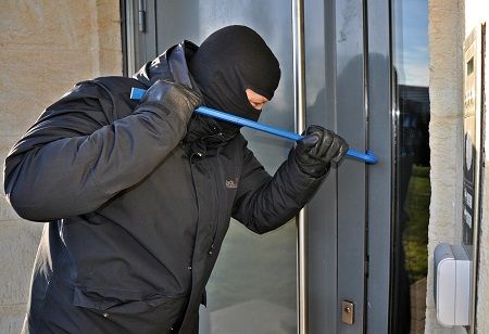 Einbrecher versucht Tür aufzubrechen