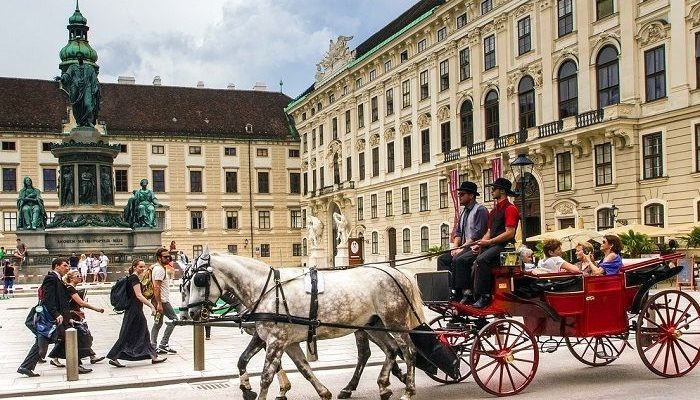 Eine Kutschenfahrt vor der Kulisse der Wiener Hofburg