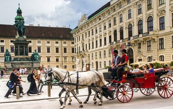 Eine Kutschenfahrt vor der Kulisse der Wiener Hofburg