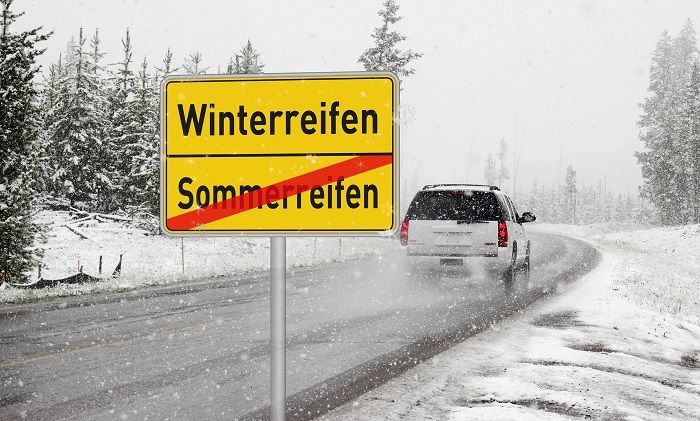 Auto fährt auf Straße in winterlicher landschaft