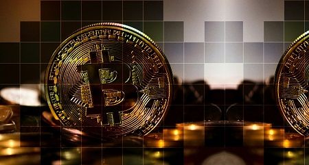 Ein Bitcoin steht zwischen einigen Münzen