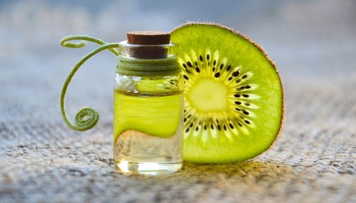 Öl steht vor einer Scheibe Kiwi