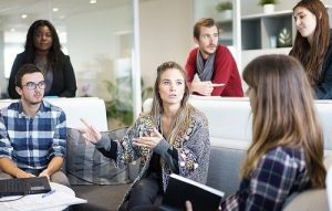 Verschiedene Personen diskutieren