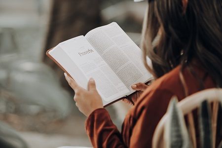 Frau liest ein Buch