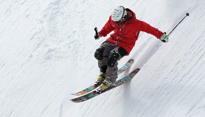 Skifahrer fährt im Tiefschnee die Piste runter