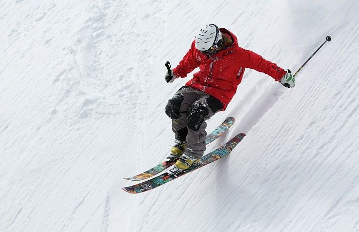 Skifahrer fährt im Tiefschnee die Piste runter