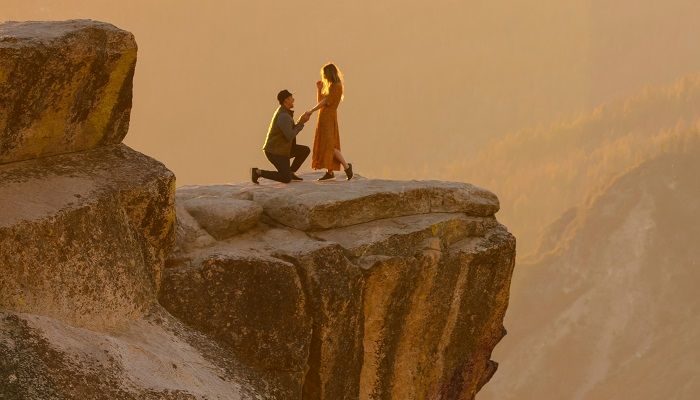 Er macht Ihr einen Heiratsantrag auf einem sehr hoch gelegenen Felsplateau