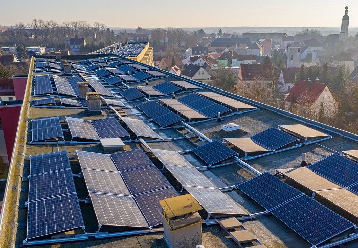 Große Dachfläche voller Photovoltaikelemente