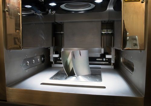 Ein 3D Drucker erstellt gerade ein Bauteil aus Metall