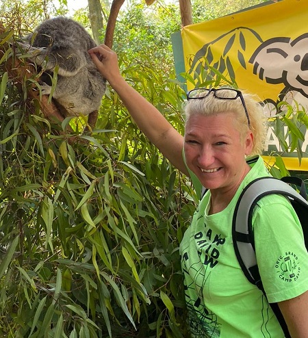 Frau Steinkellner - Arminger lacht in die Kamera und streichelt einen Koala Bären