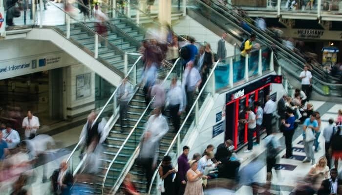 Menschen in einem Bahnhof sind im Gedränge unterwegs