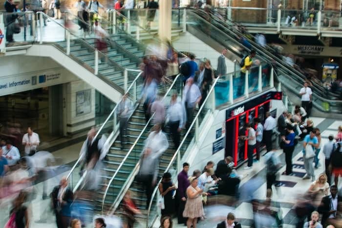 Menschen in einem Bahnhof sind im Gedränge unterwegs